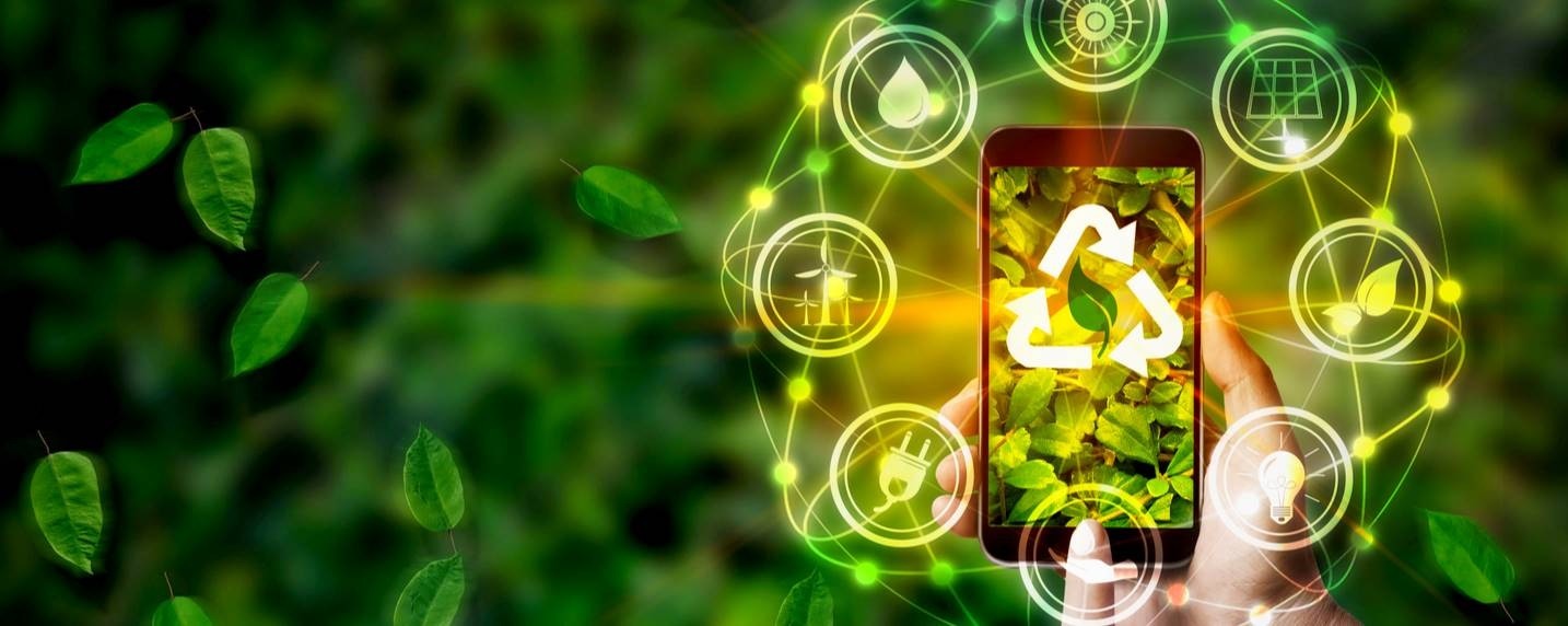 Téléphone entouré de symboles de recyclage et d’énergies renouvelables